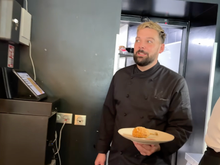 “Si ça vous régale pas ça les amis ! ” : Xavier Pincemin montre comment faire le fameux poulet de One Piece !