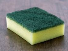 Cette astuce toute bête avec une éponge au congélateur va vous changer la vie quand il fait chaud