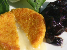 Cabécou du Périgord pané au curcuma & chutney de pruneaux d'Agen