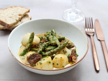 Fricassée de coquilles Saint-Jacques aux asperges et morilles