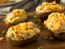 Pas d’idée pour ce soir ? Essayez ces pommes de terre farcies au bacon ultra simples à faire