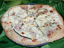 Pizza blanche lardons, courgettes et graines