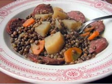 Lentilles vertes du Puy à la saucisse de Morteau
