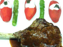 La côte de veau blanc braisé, pomme de terre betterave au Caviar Sturia millésimé, jus de cuisson.