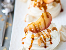 Pavlova à la pomme confite caramel et amandes
