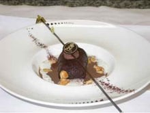 Baba chocolat au rhum brun, velouté de chocolat et crème mousseuse