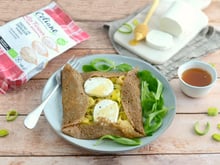 Galette au sarrasin à la fondue de poireaux, chèvre et miel