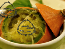 Minis potimarron farcis à la courge spaghetti, roquette et jambon