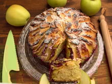 “Ça fait toute la différence” : Julie Andrieu partage sa recette de gâteau aux pommes caramélisées