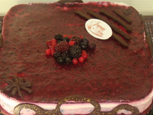 Bavarois chocolat blanc / mûres sur sa génoise choco