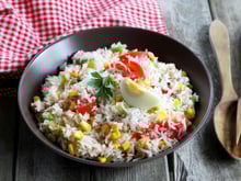 “Testée et approuvée par mes enfants et moi-même” : la salade de riz c’est simple et bon, encore plus avec cette recette notée 4.9/5 sur 750g !