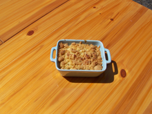 Crumble aux pêches et pistaches