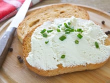 “Moins cher, moins gras” : ce fromager dévoile sa recette toute simple pour faire du Boursin maison