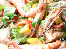 Wok de porc et gambas au curry rouge