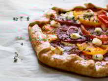 Pour prolonger les vacances, le Top Chef Mohamed Cheikh partage sa recette de tarte tomates-burrata