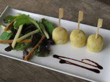 Bouchées de polenta au roquefort, mesclun et mikado pomme et pain d'épices