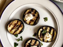 Crottins de chèvre chaud sur aubergines grillées
