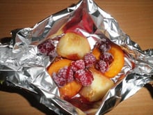 Papillote de fruits d'été au barbecue