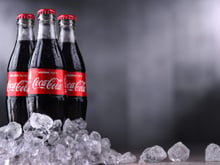 Pourtant c’est la même recette : pourquoi le Coca-Cola n’a pas le même goût en bouteille en verre, en plastique ou en canette ?
