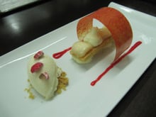Tube de praline rose, croustillant rhubarbe et chocolat blanc, glace chocolat blanc de Frédéric Doucet