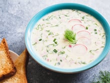 “Les radis sont de saison en février” Cyril Lignac dévoile sa recette de tzatziki d’hiver anti-gaspi