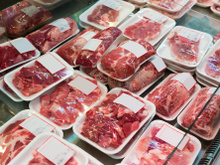 Non, le liquide rouge dans les barquettes de viande n’est pas du sang !