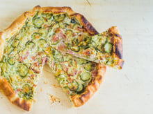 Cette quiche rustique courgettes et lardons est le dîner facile et croustillant de l'été