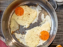 Fini les aliments qui accrochent à la poêle en inox avec cette simple habitude