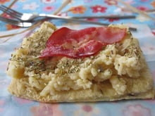 Tartelette à la purée de pommes de terre aillée et chips de lard