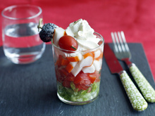 Verrine salade, tomates, bâtonnets Saveur Coraya et chantilly Chavroux