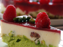 Entremets à la pistache, framboises et chocolat blanc