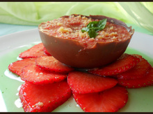 Mousse de fraise dans sa coque de chocolat au lait sur carpaccio de fraise au sirop de basilic