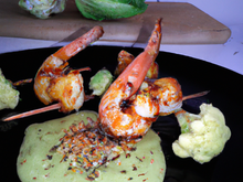 Semoule de chou-fleur à l'huile d'argan, brochette de gambas en panure verte