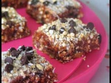 Friandises aux céréales, cacahuètes et pépites de chocolat