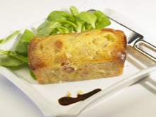 Cake au saumon, poireaux et fromage à raclette RichesMonts