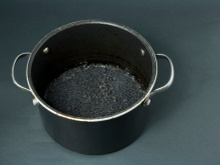 Nos astuces pour récupérer le fond brûlé d'une casserole