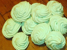 Petites meringues colorées