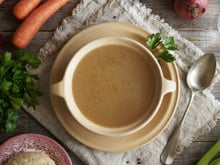 “C’est un truc que je fais assez souvent à la maison” :  Cyril Lignac dévoile ses secrets pour faire un bon bouillon de poulet