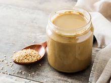 Ni beurre, ni crème : voici l’ingrédient miracle pour des purées ultra-crémeuses, des marinades parfaites et des desserts bluffants