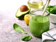 Ce chef prépare une mayonnaise légère sans huile grâce à un fruit : son astuce à tester