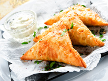 Simples à faire et terriblement gourmands, découvrez notre recette de samoussas au Boursin pour l’apéritif