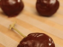 Sucettes de macarons Carambars et chocolat au lait