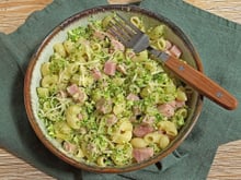Risotto de coquillettes au jambon et fromage, semoule de brocoli