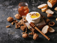 Voici comment customiser la bûche de chèvre pour un apéro qui bluffe tout le monde !