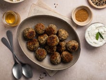 Avec seulement 4 ingrédients, voici comment préparer des boulettes savoureuses (et sans viande) en un rien de temps !