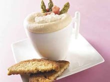 Capuccino d'asperges aux œufs de caviar d'escargots