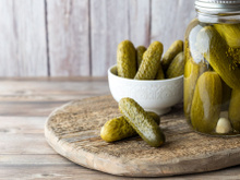 Voici comment réutiliser l’eau des cornichons en pot dans vos plats