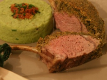 Carré d'agneau aux noix & aux herbes avec une purée de fèves persillée
