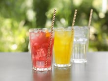 Vous pensiez vous rafraîchir ? Méfiez-vous ces boissons vous poussent à grignoter !