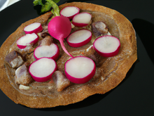 Galette de sarrasin à l'andouillette de Troyes, crème de radis noir